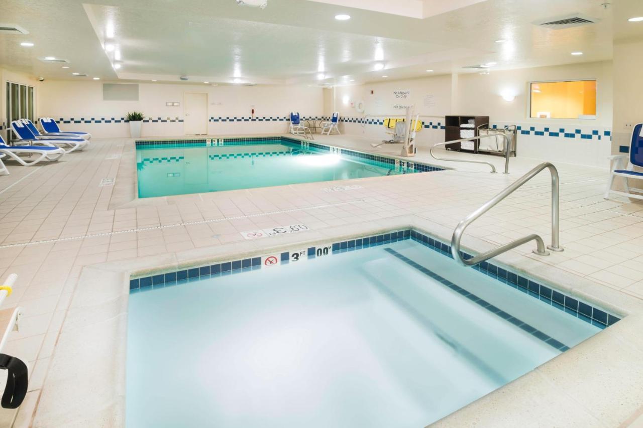 Fairfield Inn & Suites Бърли Екстериор снимка