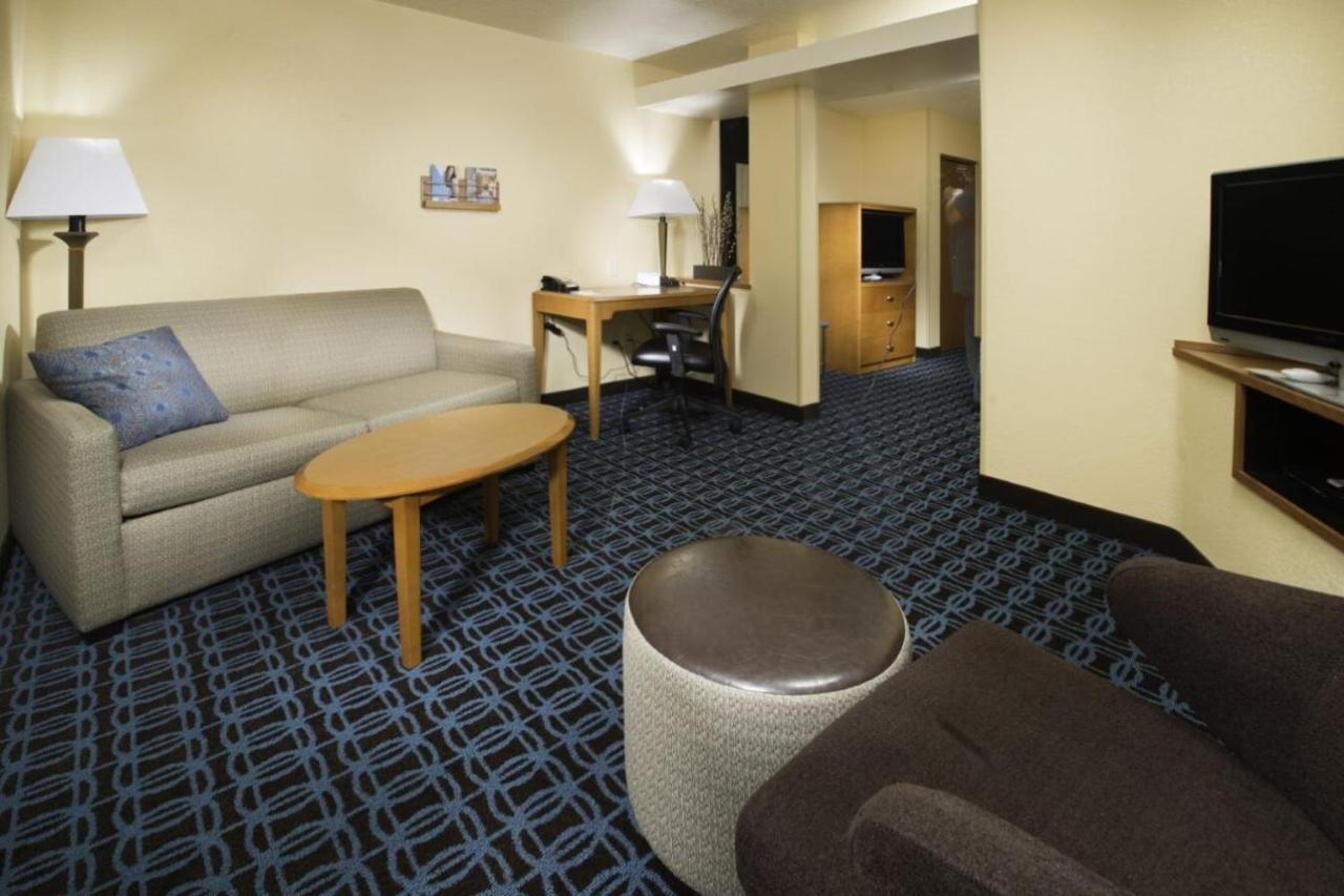 Fairfield Inn & Suites Бърли Екстериор снимка