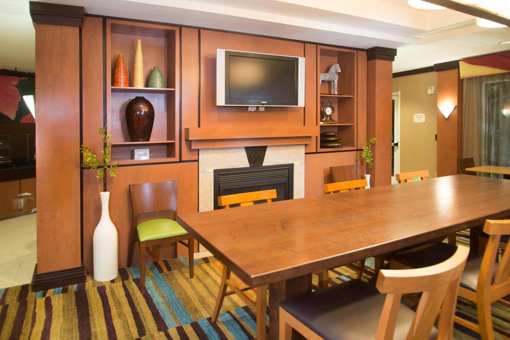 Fairfield Inn & Suites Бърли Екстериор снимка