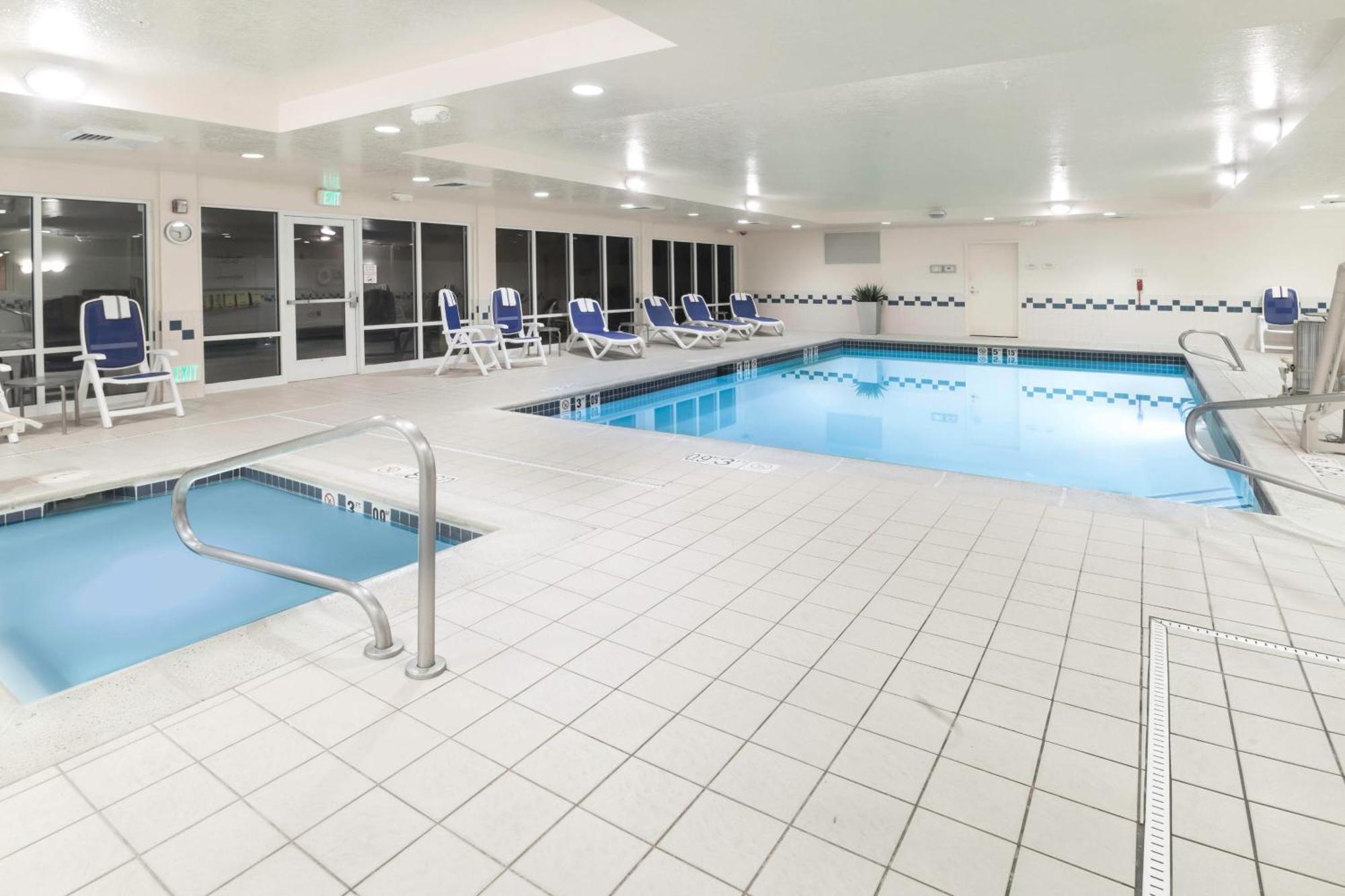 Fairfield Inn & Suites Бърли Екстериор снимка