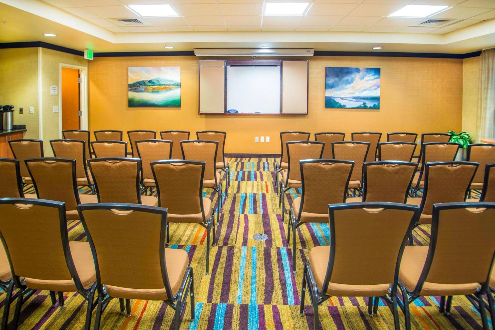 Fairfield Inn & Suites Бърли Екстериор снимка