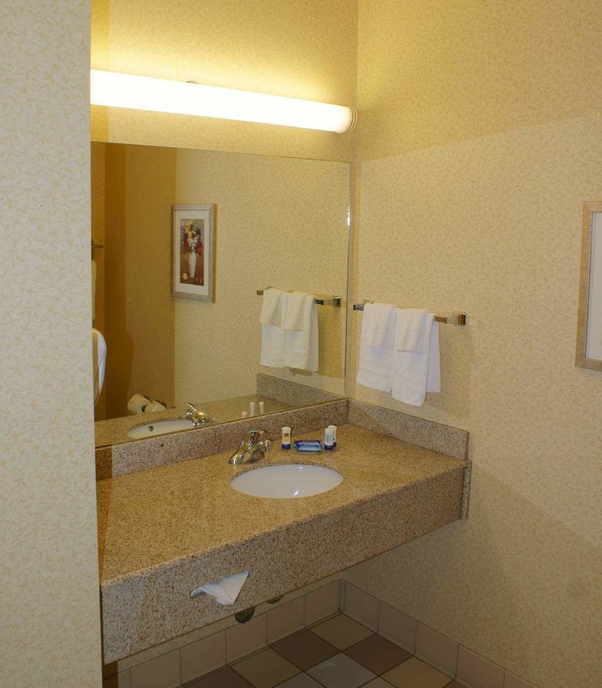 Fairfield Inn & Suites Бърли Екстериор снимка