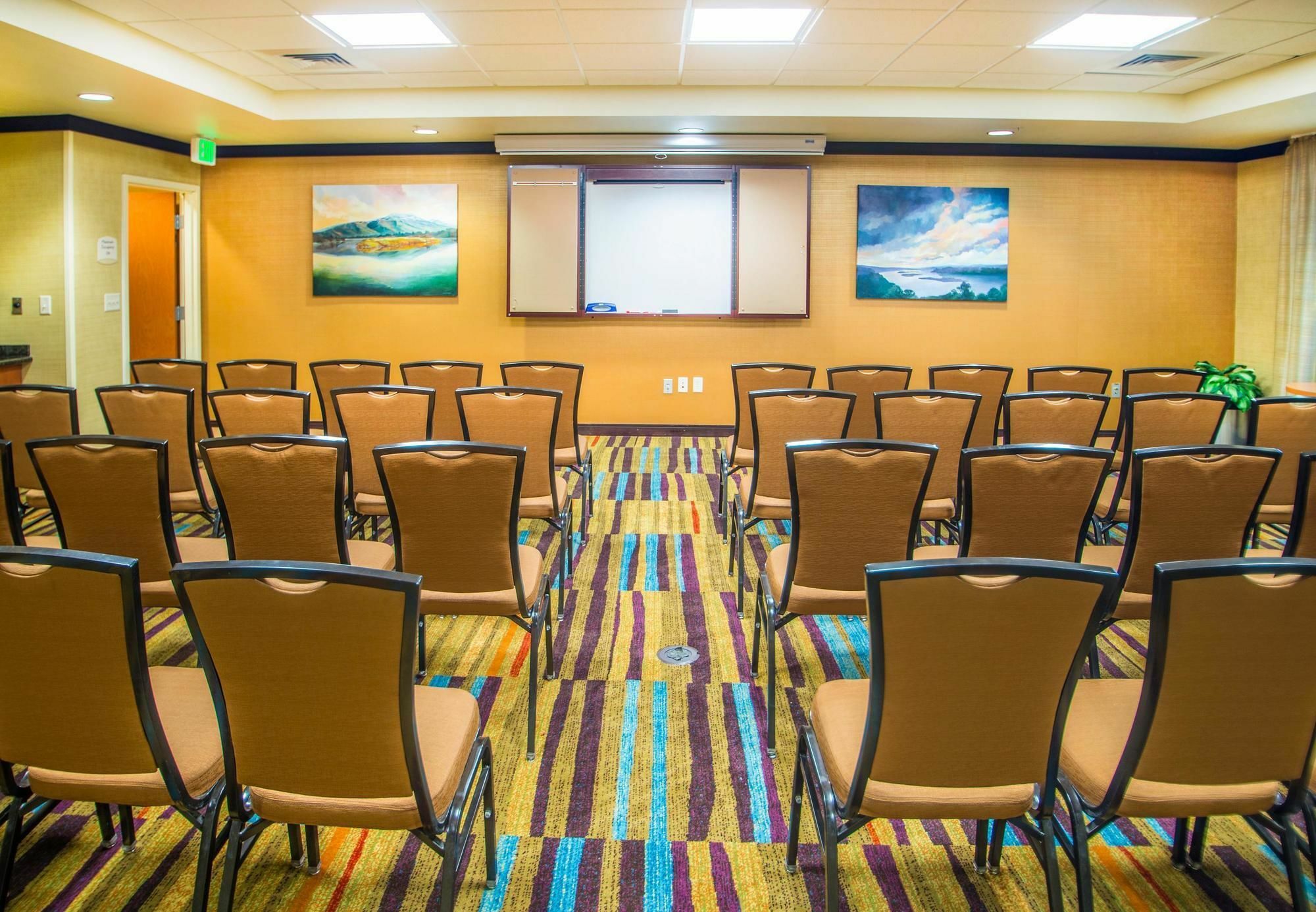Fairfield Inn & Suites Бърли Екстериор снимка