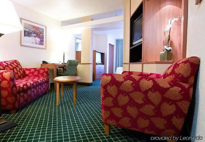 Fairfield Inn & Suites Бърли Екстериор снимка